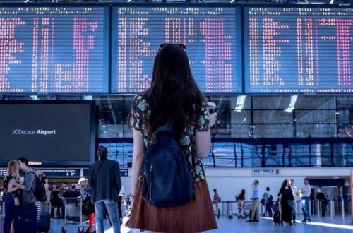 Yeniyetmə qıza görə təyyarənin bütün sərnişinləri karantinə yerləşdirildi