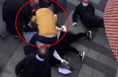 Qadınlar küçədə çörək növbəsi zamanı SAÇYOLDUYA ÇIXDILAR - Kişilər araya girdi - VİDEO