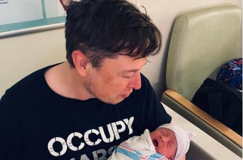 Илон Маск показал новорожденного сына в татуировках – ФОТО