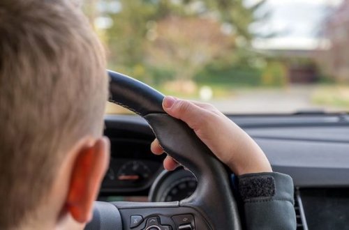 10 yaşlı uşaq bacısına sürpriz etmək üçün atasının maşını qaçırdı və... - VİDEO