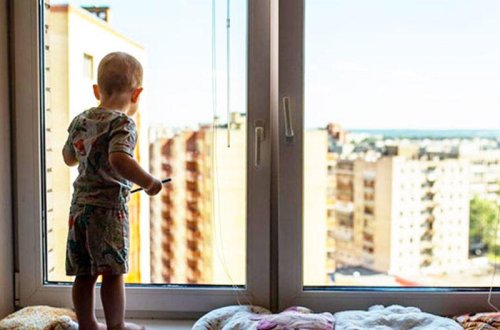 Bakıda ana uşağı yedirtmək üçün pəncərədə oturtdu, yıxılıb öldü