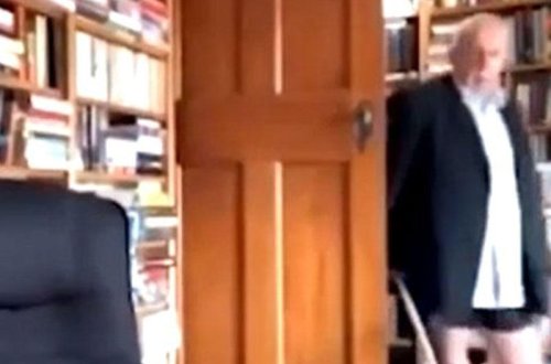 Kameranın açıq olduğunu unudan bələdiyyə sədri biabır oldu - VİDEO