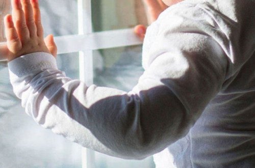 В Баку двухлетний ребенок выпал из окна