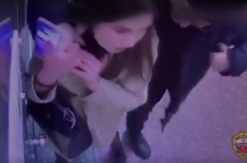 Metroda qıza bıçaqla hücum edib 