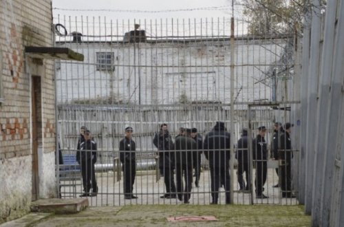 Bakıda əsgər özünü türmədə güllələyib öldürdü