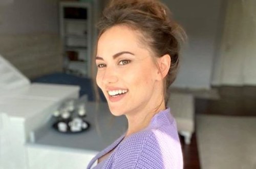 Fahriye Evcen gülərək verdiyi pozlarla “İnstagram”ı silkələdi - FOTO