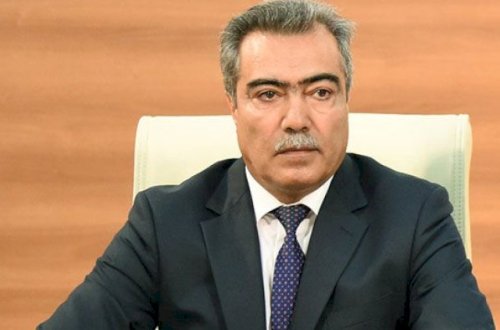 Vüqar Səfərli jurnalistlərin binasından aşığa ev verib