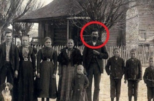 Bax, buna görə, evdə ölmüş insanların şəklini saxlamaq olmaz