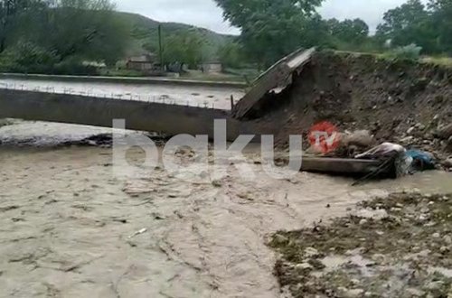 Qubada sel körpünü apardı: Kəndlə əlaqə kəsildi - VİDEO
