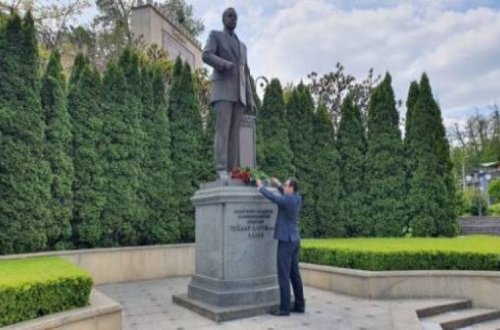 Diasporumuz Kiyevdə Heydər Əliyevin abidəsini ziyarət edib - FOTOLAR