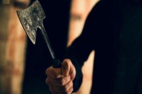 Azərbaycanda dəhşət: Ruhi xəstə atasını baltaladı - YENİLƏNİB