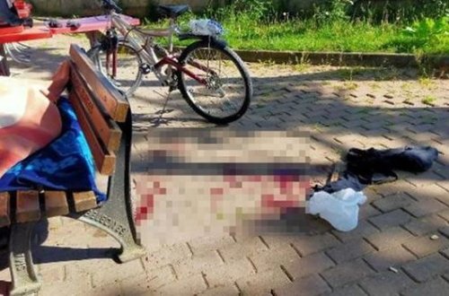 Anasından yadigar qalan adyalını vermədiyi üçün bıçaqlandı