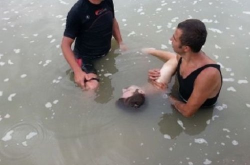 Polisin fərasəti şəlaləyə qapılmış şəxsi belə xilas etdi - VİDEO