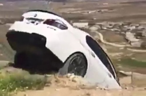 В Азербайджане BMW столкнули с обрыва - ВИДЕО