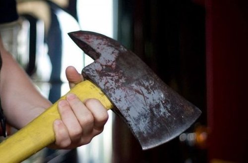 В Ширване дочь зарубила топором спящего отца