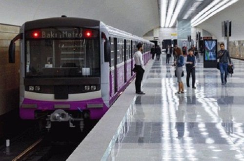В бакинском метро девушка пыталась броситься под поезд