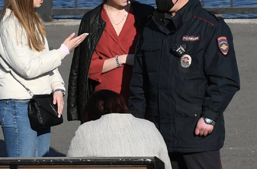 Küçədə zorlanan qızlar karantin rejimini pozduqları üçün CƏRİMƏLƏNDİLƏR