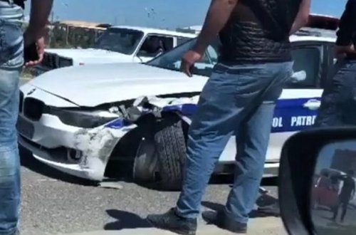 В Баку автомобиль дорожной полиции попал в аварию - ВИДЕО