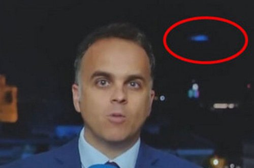 За спиной у репортера в прямом эфире пролетело НЛО – ВИДЕО