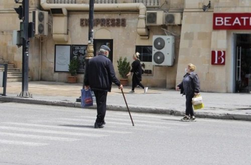65 yaşdan yuxarı şəxslərin çölə çıxmasına icazə verilsin — BU SAATLARDA