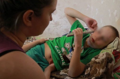 Oğulluğuna aylarla işgəncə verdi, dişlərini, qabırğalarını qırdı