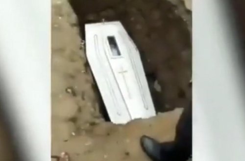 Dünya bu görüntüdən danışır: Koronavirusdan ölən şəxsi basdırarkən görün nə oldu - ŞOK VİDEO