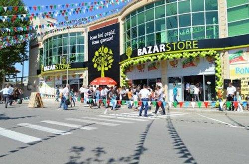 “Bazarstore”da bədbəxt hadisə - Gənc qız liftin şaxtasına düşdü