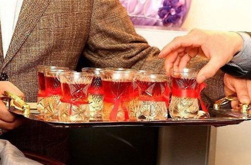 Virusun yayıldığı ərəfədə nişanlanan cütlüyə görə bütün qəsəbəni karantinə aldılar - FOTO