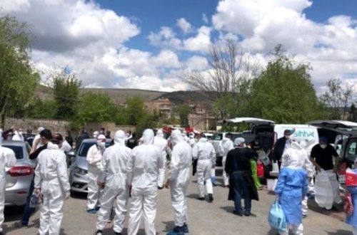 Ağızlarına üfürüb bütün qəsəbəni Koronavirusa yoluxdurdu