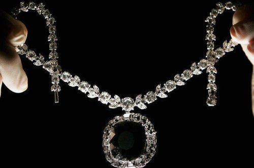 В Баку мужчина сорвал с девушки бриллиантовый кулон