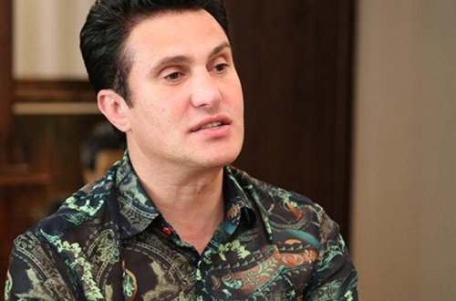 Nadir hazırda hicab taxan qadın müğənnini ifşa etdi: Toya biabırçı libasda gəlmişdi...