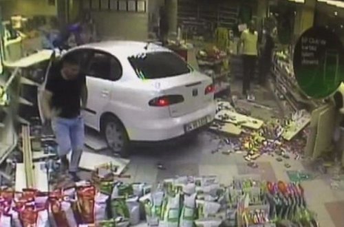 Təkəri partlayan avtomobil mağazaya çırpıldı - ANBAAN VİDEO