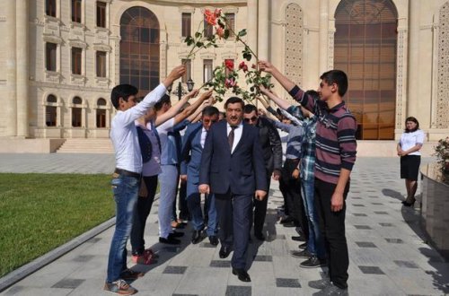 Salyanın keçmiş başçısı iş adamlarından aldığı pulla qızına 100 minlik maşın aldı — FOTO