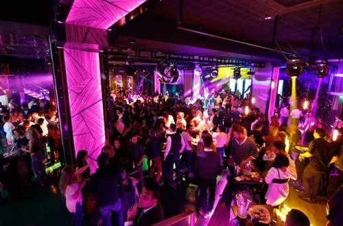 Koronavirusdan ölənlər azaldı: Əhali gecə klublarına axın etdi - FOTO