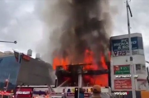 Nyu-Yorkda ticarət mərkəzində güclü yanğın - VİDEO