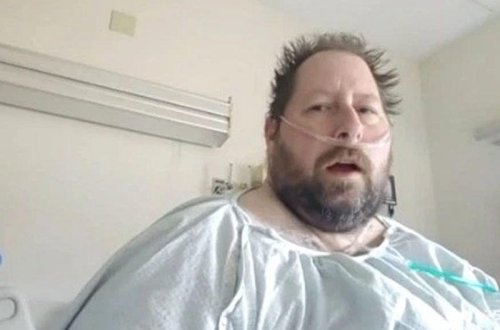 Koronavirusun mif olduğunu söyləyən kişi virusa yoluxduqdan sonra xəstəxanada fikrini dəyişdi - FOTO