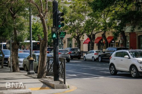 Bakıda işıqfor obyektlərinin üzərinə piyada seksiyaları quraşdırılır