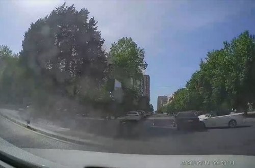 В Баку проехавший на красный свет автомобиль спровоцировал аварию - ВИДЕО