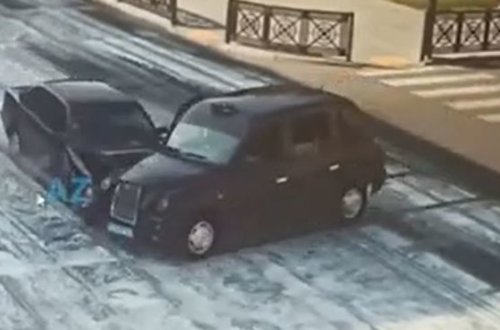 В Баку Mercedes столкнулся с такси - ВИДЕО