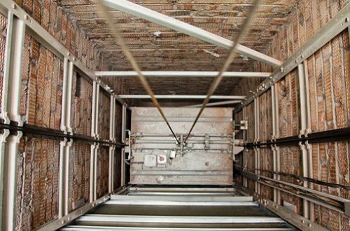 Gəncədə liftin şaxtasına düşən qız öldü