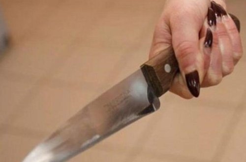 Azərbaycanda qız sevdiyi oğlanı bıçaqladı