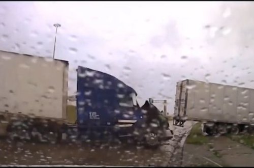 Polislər son anda ölümdən xilas oldular - VİDEO