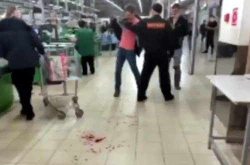 Maskası olmadığı üçün mağaza mühafizəçisi tərəfindən döyüldü - VİDEO