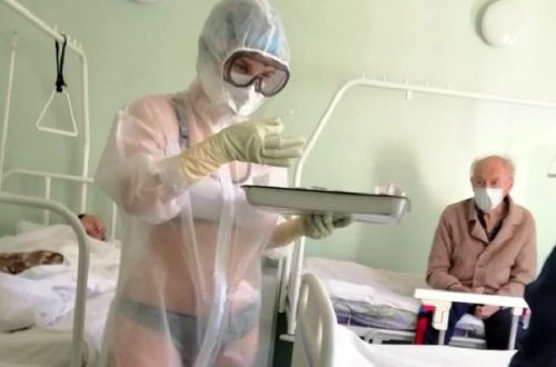 Palataya şəffaf geyimdə daxil olan tibb bacısı hamını şoka saldı - FOTO