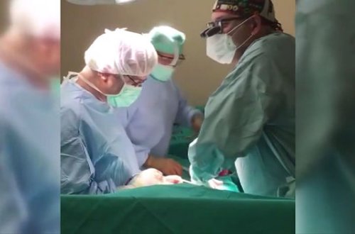 Əməliyyat əsnasında himn oxudular - VİDEO