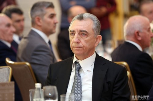 “Maska içmək, sosial məsafədən korunmaq” – ELDAR ƏZİZOV ÖZÜNÜ BELƏ RÜSVAY ETDİ + VİDEO