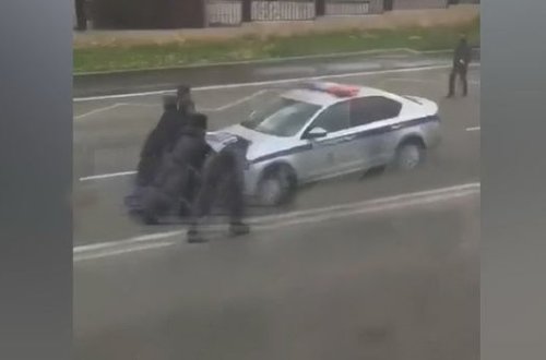 Gül almaq üçün mağazada olan polisin avtomobili özbaşına yola düşdü – VİDEO