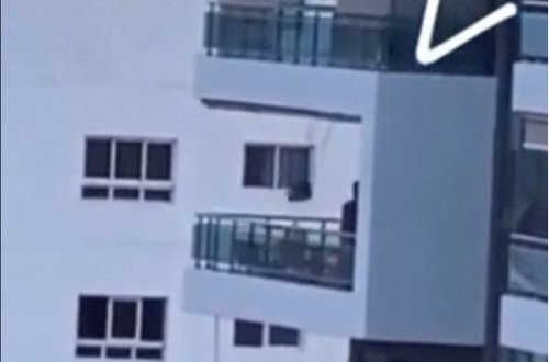 Отец покатал маленькую дочь на качелях на балконе восьмого этажа – ВИДЕО