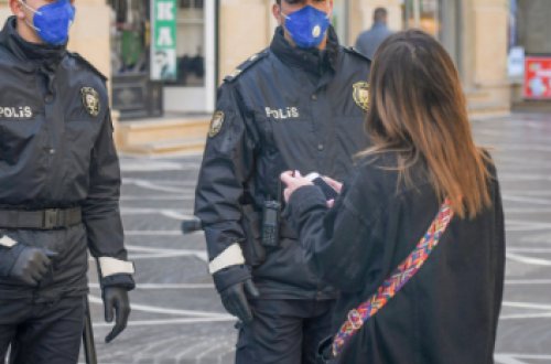Maska taxmadığı üçün 100 manat cərimələnən qadın polisin qarşısında AĞLADI - FOTO
