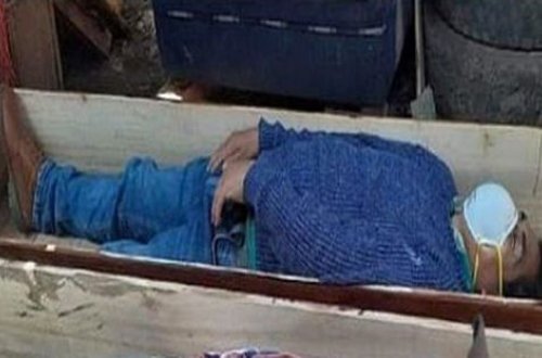 Karantini pozan bələdiyyə başçısı tutulmamaq üçün özünü ölülüyə vurub tabuta girdi - FOTO